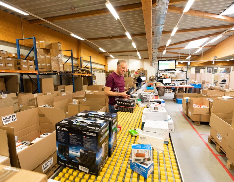 Ralf Hastedt und sein Team kümmern sich bei der Avides Media AG um Waren, die von Amazon Kunden zurückgeschickt werden.