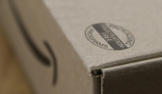 Une boîte Amazon avec un sceau indiquant "Programmes d'emballage" "Sans frustration".