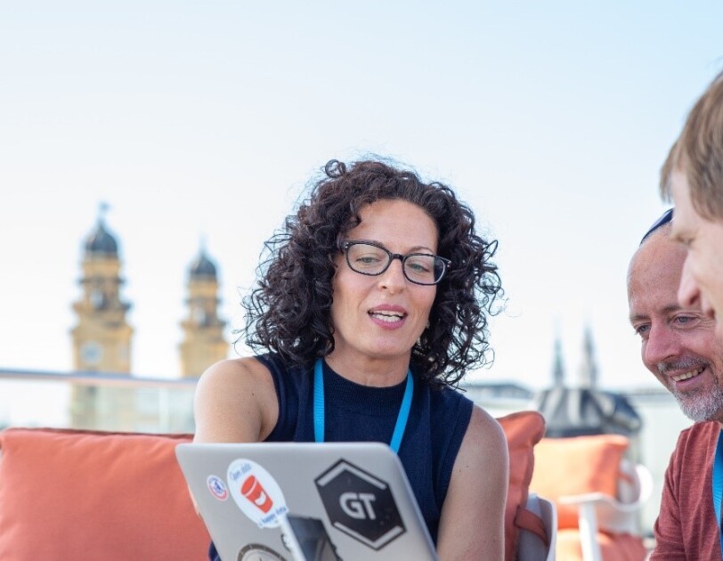 AWS_Ruth_bei der Arbeit in MUC14_auf der Dachterrasse mit Kollegen
