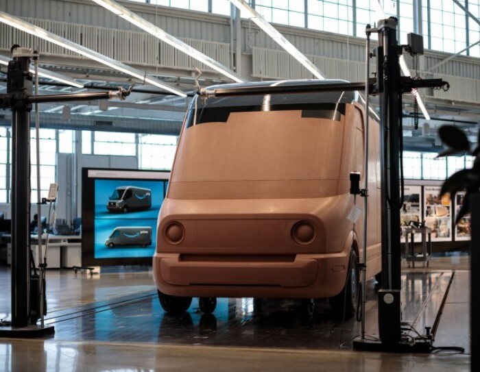 Modello di argilla del nuovo veicolo elettrico per le consegne di Amazon progettato da Rivian