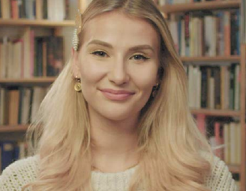Ana Johnson ist eine junge blonde Frau.