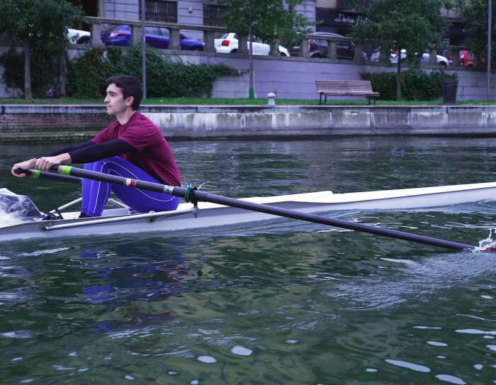 “Pratico il canottaggio a livello agonistico da quando ho 9 anni. Uno sport tosto, di fatica, che mi ha insegnato a essere tenace, resistente, a non arrendermi mai e ad amare le sfide. Lezione che ho applicato sul lavoro.” Dario Venditti