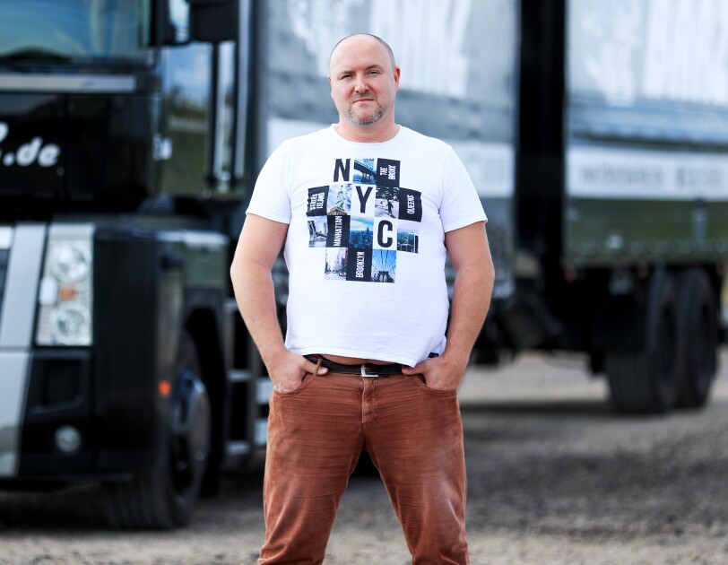 Der Amazon Mitarbeiter Rafal vor dem LKW, mit dem er für seinen LKW Führerschein trainiert.