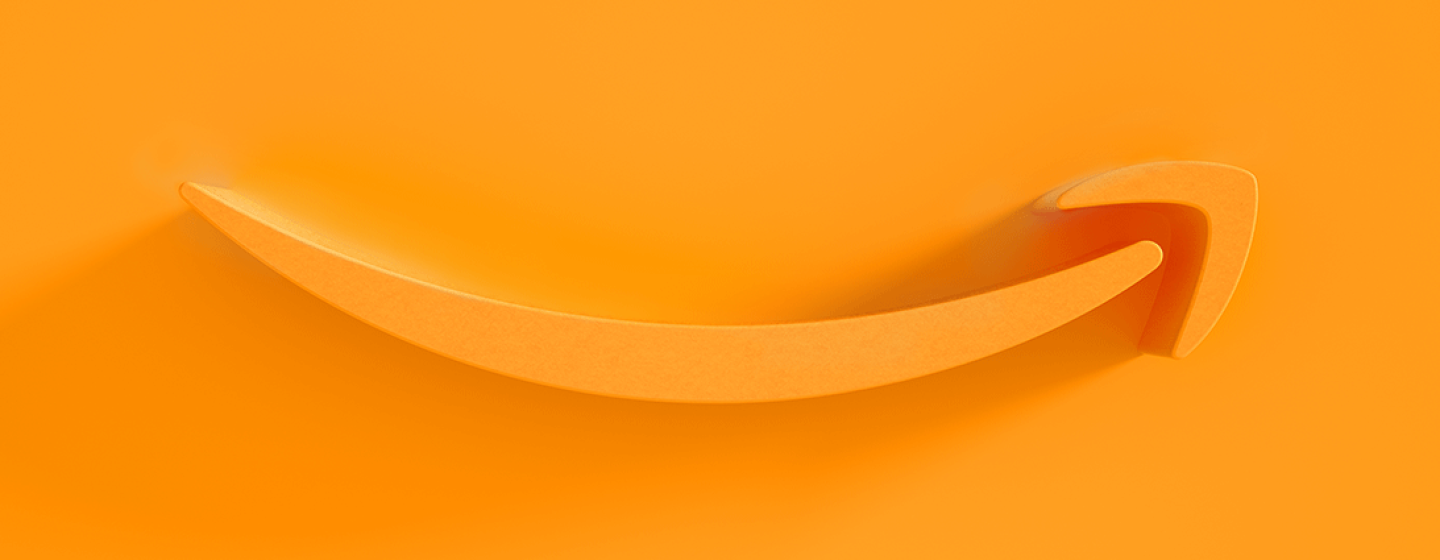 Der orange farbene Pfeil aus dem Amazon Logo auf orange farbenem Hintergrund.