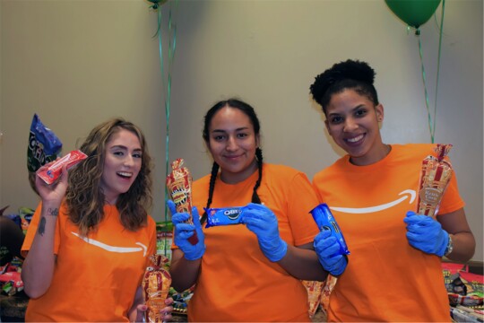 Amazon volunteers at community event